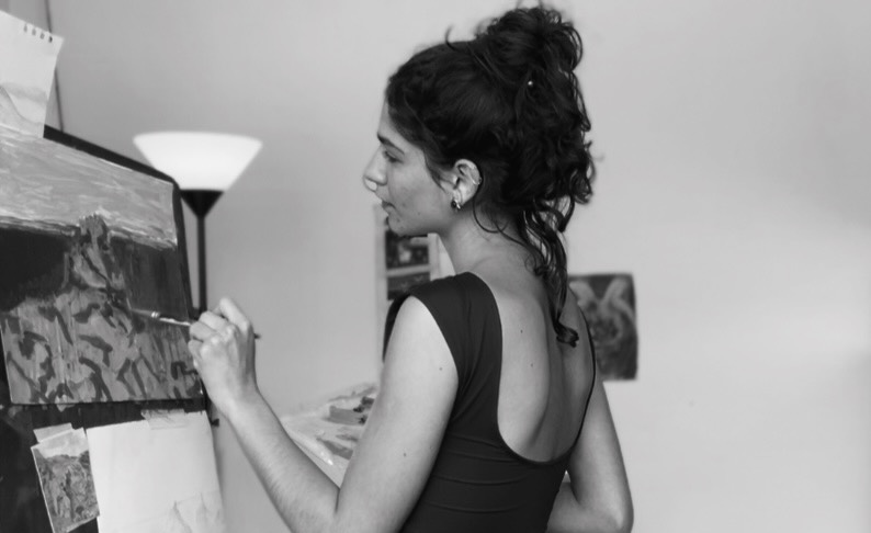 Danielle Althen pintando no ateliê